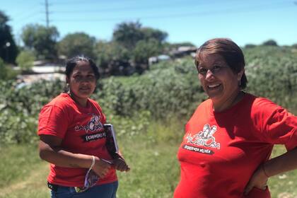 Juliana Zapata (izq.) y Alicia Almada son vecinas del barrio que de chicas revolvían la basura y ahora son referentes de La Poderosa que luchan por un futuro mejor para los niños del barrio