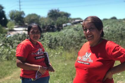 Juliana Zapata (izq.) y Alicia Almada son vecinas del barrio que de chicas revolvían la basura y ahora son referentes de La Poderosa que luchan por un futuro mejor para los niños del barrio