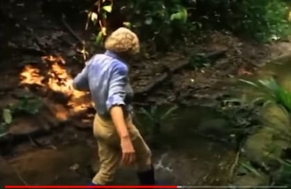 Juliane recreando el recorrido del arroyo que tuvo que hacer durante su odisea en la selva