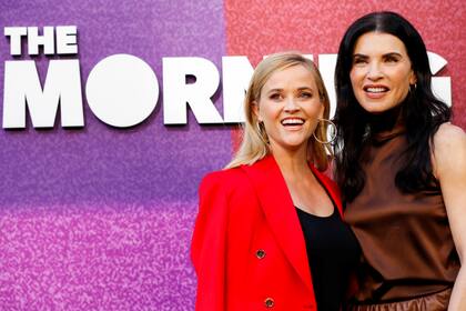 Julianna Margulies junto a Reese Witherspoon en la presentación en Los Ángeles de la segunda temporada de The Morning Show