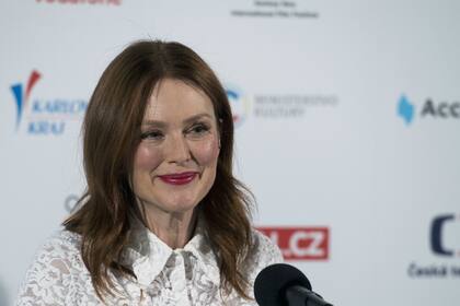 "Estoy muy contenta que mi interés en las historias no sólo me llevó a actuar en películas sino también a conocer a mi marido, al que amo mucho", comentó Julianne Moore en la apertura del festival checo
