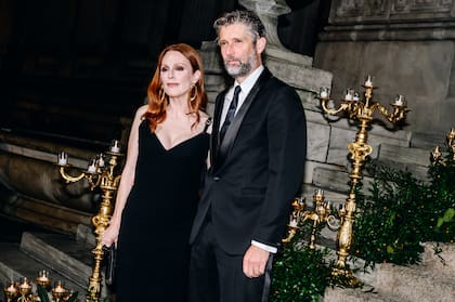 Julianne Moore, con un vestido de terciopelo negro de Versace, y Bart Freundlich dijeron presente. Están casados hace 20 años y tienen dos hijos. 
