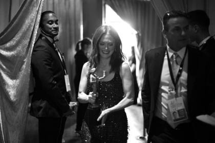 Julianne Moore, feliz backstage con su SAG a la mejor actriz del año