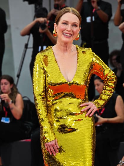 Julianne Moore fue, sin dudas, quien más llamó la atención durante la velada del lunes del Festival de Cine de Venecia. La actriz de La habitación de al lado brilló con un diseño personalizado en color oro de Bottega Veneta. El toque lumínico se lo dió las cientos de lentejuelas que decoraron todo el vestido y que hicieron rebotar la luz en cada uno de sus movimientos