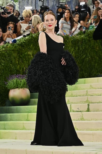 Julianne Moore optó por un vestido negro de un solo hombro y un chal de plumas