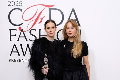 La editora Sara Moonves, galardonada por su perspectiva innovadora, posó junto a la actriz Jennifer Lawrence