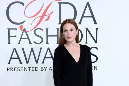 Julianne Moore, con un impecable look total black, elevado por unos aros de diamantes