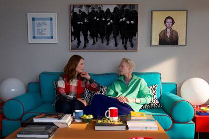 Julianne Moore y Tilda Swinton en La habitación de al lado, de Pedro Almodóvar