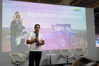 Juliano Perelli, especialista en Marketing de Producto de New Holland Agriculture, mientras presentaba el producto