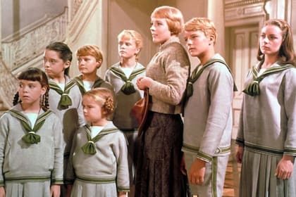 Julie Andrews junto con los niños de la familia Von Trapp