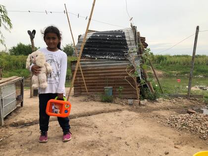 - Julie Bernechea vive en el asentamiento Las Ranas, en Arroyo Seco, Santa Fe, a la vera del arroyo que se inunda cada vez que llueve. En 2017, su casa fue arrastrada por la fuerte corriente y perdió todas sus pertenencias. Su sueño es poder tener una casa propia en otro lugar, y así no tener que vo