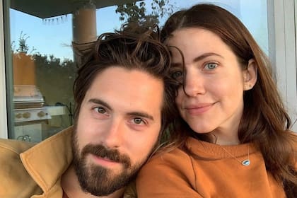 Julie Gonzalo está casada con el actor Chris McNally con quien tiene un hijo