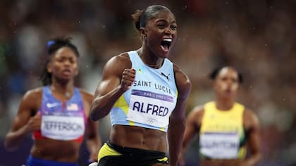Julien Alfred se llevará a casa 50.000 dólares además de su medalla de oro tras ganar el título de 100 metros femenino.