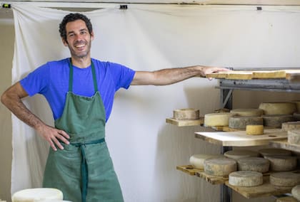 Julien Baudet elabora quesos blandos y semiduros de vaca, cabra y oveja.