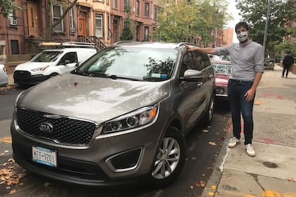 Julien Genestoux, al lado de su nuevo automóvil, que compró hace unas semanas en Nueva York, 29 de septiembre de 2020