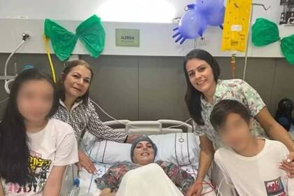 Juliet, en la cama, junto a su mamá Nelsy Ramírez, su hermana Yenifer y sus dos hijos, Gabriela y Matías