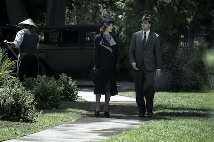 Juliet Rylance y Matthew Rhys como Della Street y Perry Mason, en la nueva versión televisiva del detective creado por Erle Stanley Gardner, que se estrena este fin de semana en HBO