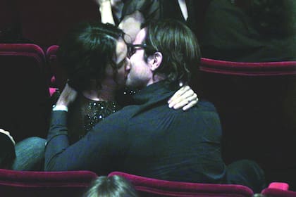 Julieta besó emocionada a Brent cuando ganó como Mejor Actriz Protagónica por Corazón de León