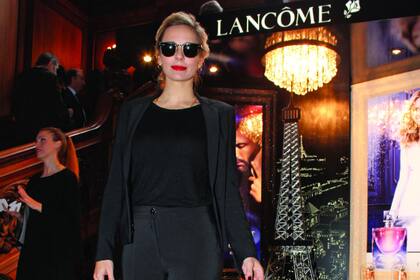 Julieta Cardinali asistió sola al evento con que la marca Lancôme conmemoró el 14 de julio en la embajada de Francia en Buenos Aires