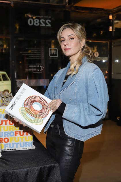 Julieta Cardinali recorrió la muestra de productos expuestos y se mostró interesada en los testimonios del libro.