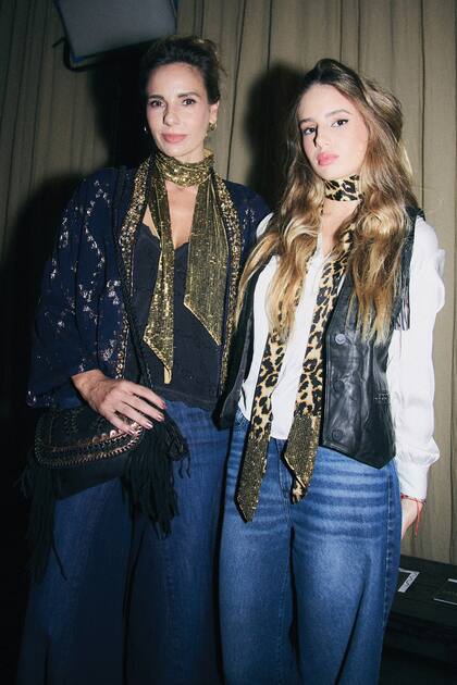 Julieta Cardinali y su hija Charo Calamaro coodinaron looks.