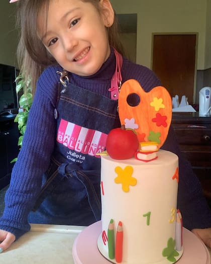 Julieta decora tortas altas, hace alfajores, budines, brownies, entre otras preparaciones tanto dulces como saladas