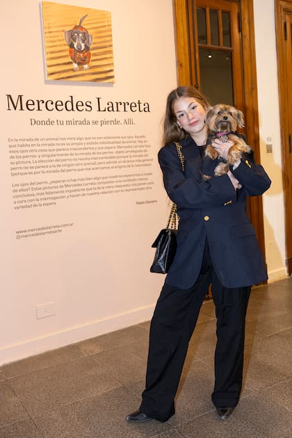 Julieta Dei Castelli, directora creativa de la firma Maison Madame, contenta de haber podido asistir con su perrito.