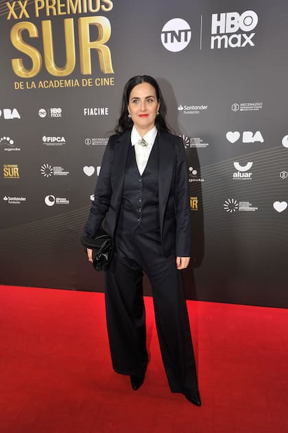 Julieta Díaz también dijo presente. La actriz optó por un conjunto sastrero de tres piezas que acompañó con una camisa en tono contrastante. Un broche plateado en su cuello realzó su propuesta