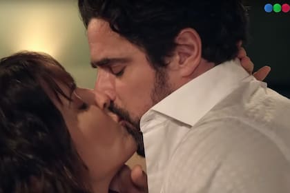 Julieta Díaz y Luciano Castro, en una escena del cuarto capítulo de Pequeña Victoria, otra ficción en la que coincidieron