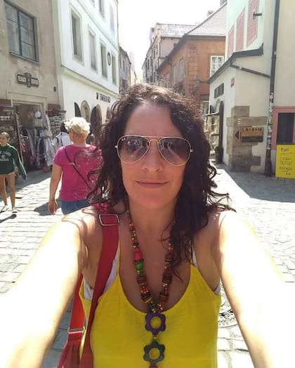 Julieta Fazzari combina su faceta artística como actriz y cantante con su vida familiar junto a su pareja, Octavio Borlenghi, y sus dos hijas