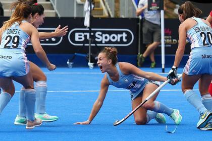 Julieta Jankunas (en el piso) festeja su gol ante España en el debut en el Mundial