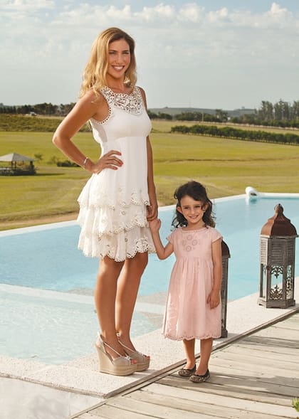 Julieta junto a su hija, Lola, sonríen para ¡HOLA!