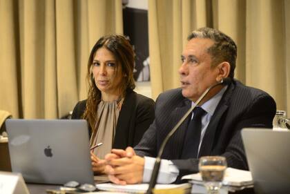 Julieta Makintach junto con uno de sus abogados, Darío Saldaño