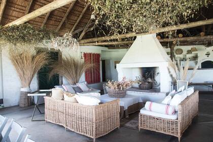 Julieta Medici y Alfredo Gaviña transformaron su casa en posada para que la gente pueda alojarse. Allí también organizan eventos o comidas a pedido.