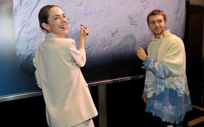 Julieta Nahir Calvo y Franco Masini también dejaron su firma en el mural que se encuentra en el hall del teatro