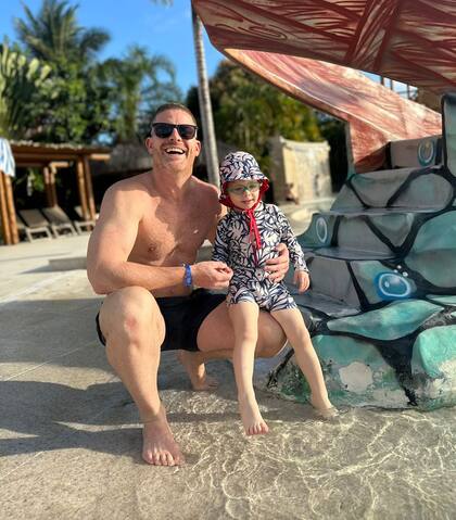 Mar, arena y mucho sol: mientras Julieta Nair Calvo aprovechó para descansar, su pareja, el empresario gastronómico Andrés Rolando, pasó un momento muy divertido con el pequeño valentino en el agua