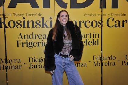 Julieta Nair Calvo, muy canchera con un jean ancho, una remera con estampa y un abrigo de piel