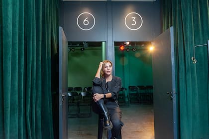 Julieta Novarro en el ingreso a dos de las salas de Microteatro