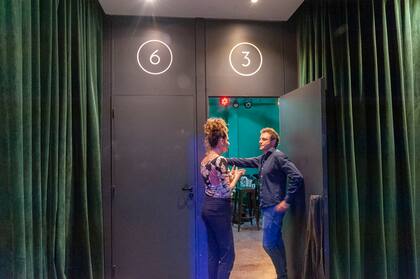 Julieta Novarro tiene una mirada globalizadora del proyecto, participando de todas las aristas en un contacto estrecho con los teatristas