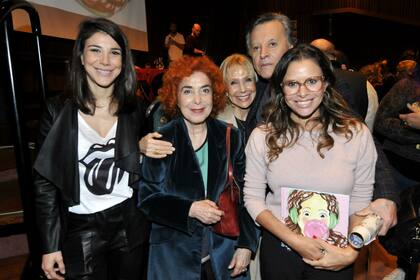 Julieta Ortega, con su libro en manos, y rodeada de Andrea Rincón, Mirta Busnelli y sus padres, Palito y Evangelina