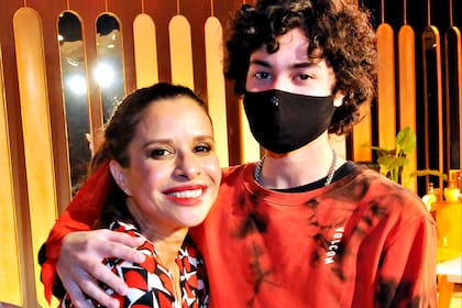 Julieta Ortega junto a su hijo Benito de 16 años