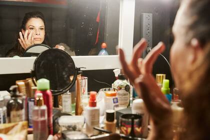 Julieta Ortega y el ritual del maquillaje; la actriz llega al teatro una hora antes de la función