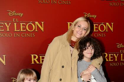 Julieta Prandi, abrazada a su hijo Rocco