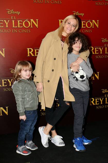 Julieta Prandi junto a sus hijos Rocco y Mateo.