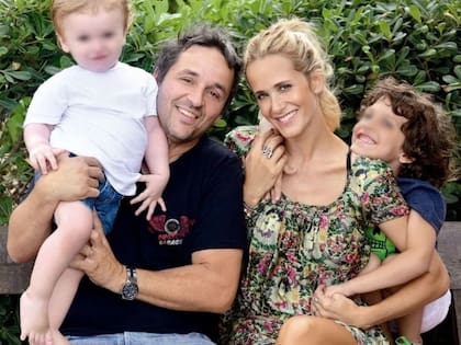 Julieta Prandi con Claudio Contardi y sus dos hijos, Mateo y Rocco