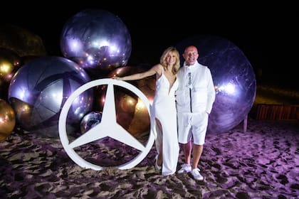 Julieta Prandi junto a Guillermo "El pelado" López posaron junto a la emblemática estrella de Mercedes-Benz.
