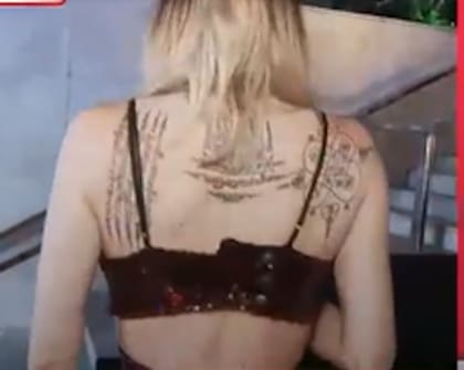 Giulietta Brandi showed off her tattoos live