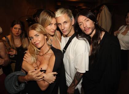 Julieta Spina, Angie Landaburu junto a los diseñadores Fabián Paz y Gustavo Pucheta