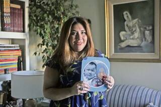 Es adoptada y lidera una organización que lucha por el derecho a la identidad