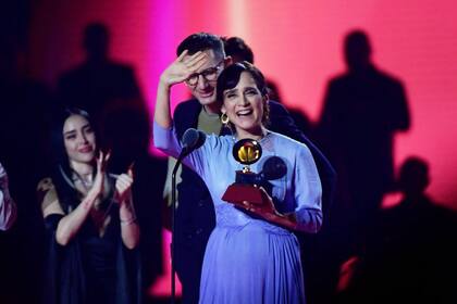  Julieta Venegas, feliz con su premio en esta 24° edición de los Latin Grammy